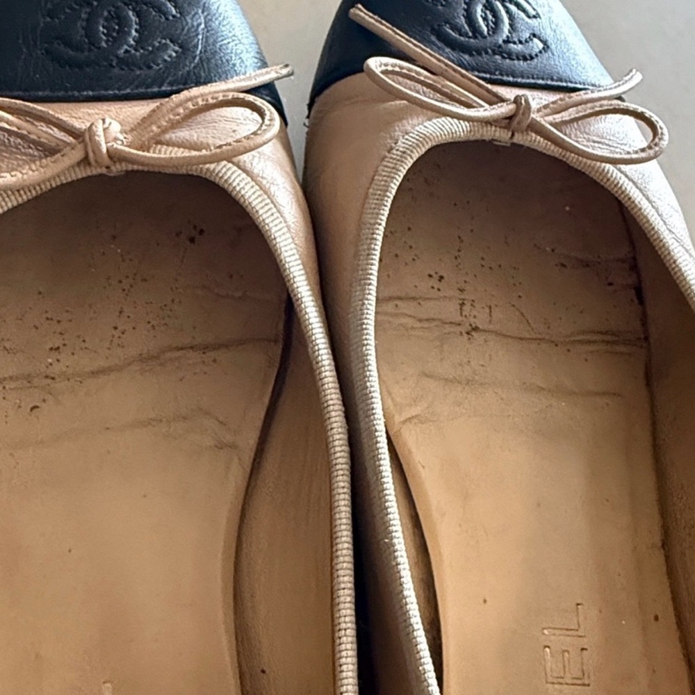 CHANEL Lambskin Beige and Black Flats - Picture 15 of 16